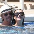 David Spade et sa compagne Naya Rivera s'enlacent dans la piscine de leur hôtel club à Honolulu (Hawaï) le 2 avril 2017.
