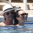 David Spade et sa compagne Naya Rivera s'enlacent dans la piscine de leur hôtel club à Honolulu (Hawaï) le 2 avril 2017.