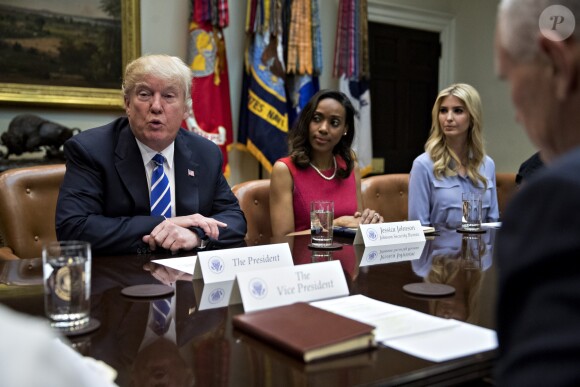Donald Trump, Jessica Johnson (présidente de Johnson Security Bureau Inc.) et Ivanka Trump à la Maison Blanche. Washington, le 27 mars 2017.