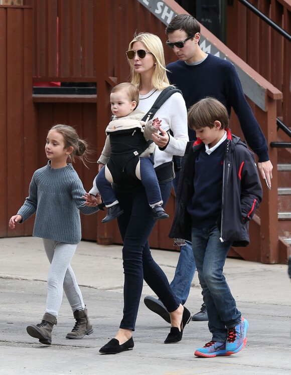 Ivanka Trump et son mari Jared Kushner font du shopping avec leurs enfants Arabella, Joseph et Theodore à Aspen dans le Colorado. Le 22 mars 2017.