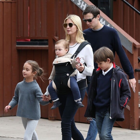 Ivanka Trump et son mari Jared Kushner font du shopping avec leurs enfants Arabella, Joseph et Theodore à Aspen dans le Colorado. Le 22 mars 2017.