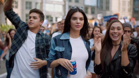 Kendall Jenner mortifiée par les réactions sur sa dernière pub, Pepsi s'excuse