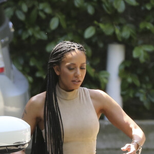 Mel B à la sortie de son domicile, Los Angeles, après son annonce officielle de son divorce avec Stephen Bela­fonte, le 5 avril 2017.