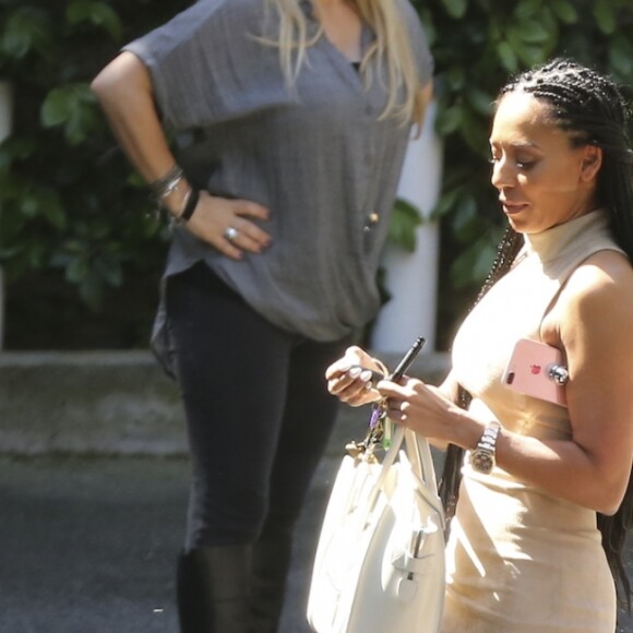 Mel B à la sortie de son domicile, Los Angeles, après son annonce officielle de son divorce avec Stephen Bela­fonte, le 5 avril 2017.