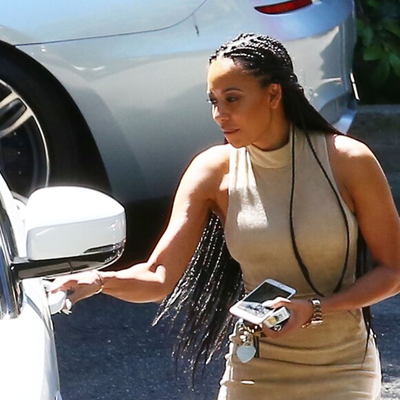 Mel B à la sortie de son domicile, Los Angeles, après son annonce officielle de son divorce avec Stephen Bela­fonte, le 5 avril 2017.