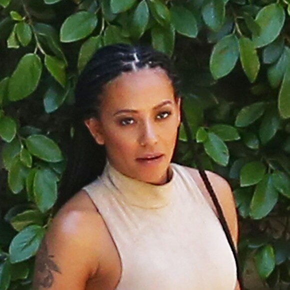 Mel B à la sortie de son domicile, Los Angeles, après son annonce officielle de son divorce avec Stephen Bela­fonte, le 5 avril 2017.