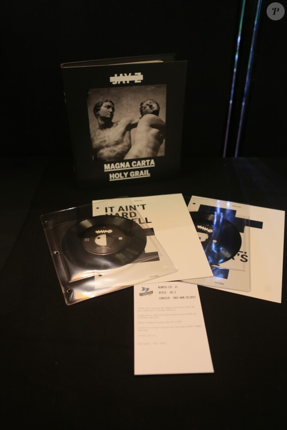 Semi-exclusif - Coffret vinyl de "Magna Carta Holy Grail" - Vente aux enchères caritative "The humming birds project" à l'hôtel de ville de Paris, France, le 5 avril 2017. © CVS/Bestimage