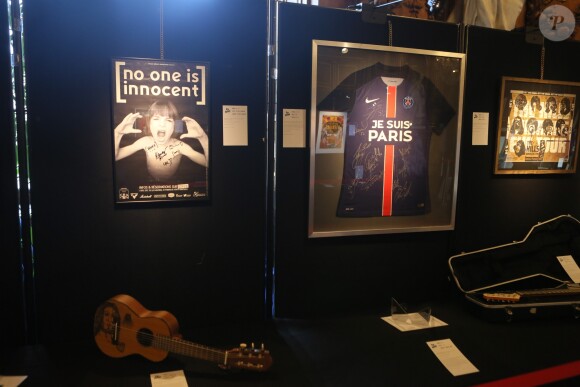 Semi-exclusif - Maillot du PSG dédicacé par les joueurs - Vente aux enchères caritative "The humming birds project" à l'hôtel de ville de Paris, France, le 5 avril 2017© CVS/Bestimage