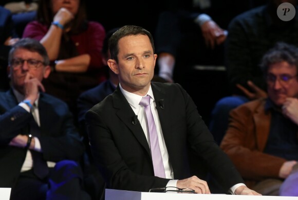Benoît Hamon, candidat à l'élection présidentielle du Parti Socialiste (PS) sur le plateau du ''Grand Débat'' des 11 candidats à l'élection présidentielle organisé par les chaînes de télévision BFM TV et CNews, à La Plaine-Saint-Denis, banlieue parisienne, France, le 4 avril 2017. © Dominique Jacovides/Bestimage