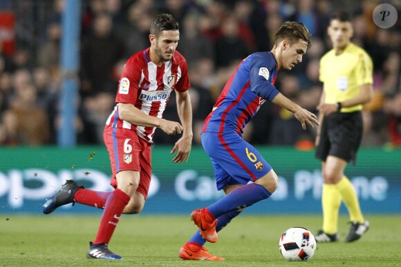 Koke presse le Barcelonais Denis Suarez lors d'un match de Coupe du Roi le 7 février 2017.