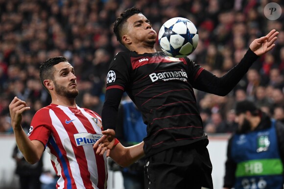 Koke défend sur Benjamin Henrichs lors du match Bayer Leverkusen - Atletico Madrid en Ligue des Champions le 21 février 2017.