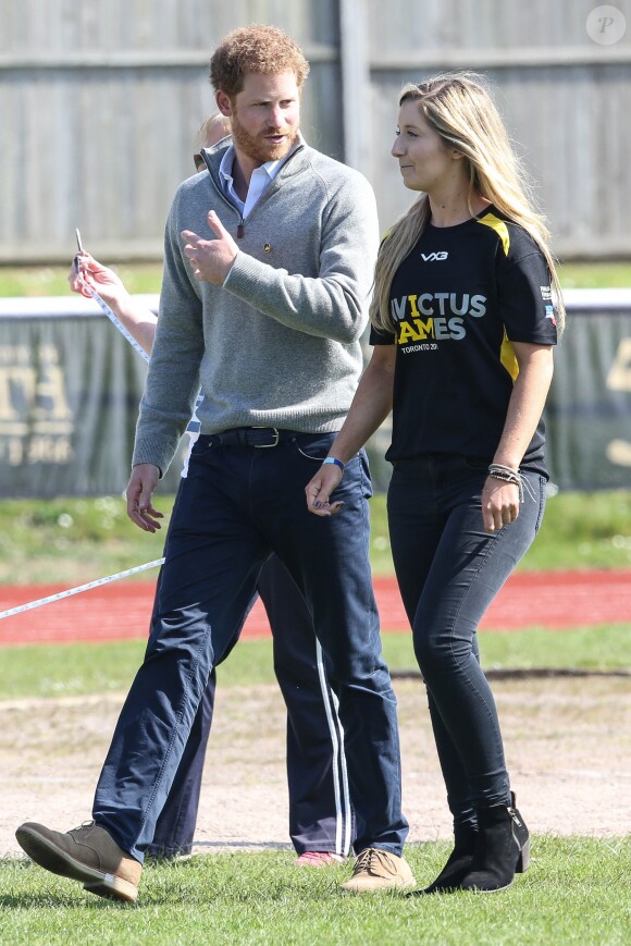 Le prince Harry avec l'équipe du Royaume-Uni pour "Invictus Games Toronto 2017"au Village de formation sportive de l'Université de Bath, Royaume-Uni, le 7 avril 2017.