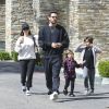 Kourtney Kardashian et Scott Disick emmènent leurs enfants Mason et Penelope au cinéma à Calabasas. Le 8 avril 2017.