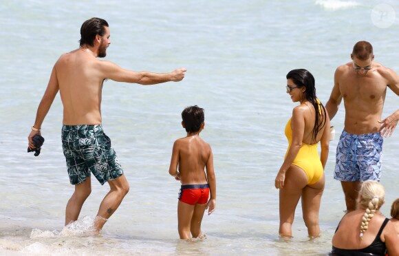 Kourtney Kardashian, Scott Disick et leur fils Mason à Miami, le 14 septembre 2016.