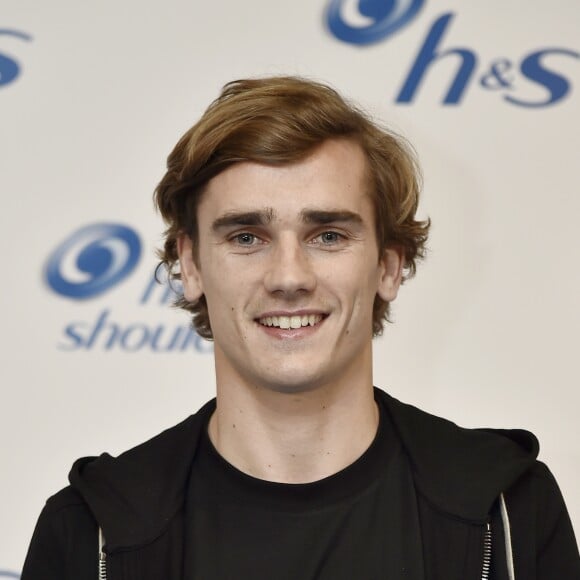 Antoine Griezmann est le nouvel ambassadeur de la marque H&S lors d'une présentation à Madrid, 6 avril 2017.