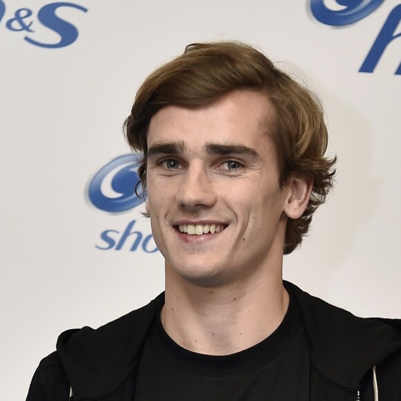 Antoine Griezmann est le nouvel ambassadeur de la marque H&S lors d'une présentation à Madrid, 6 avril 2017.