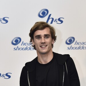 Antoine Griezmann est le nouvel ambassadeur de la marque H&S lors d'une présentation à Madrid, 6 avril 2017.