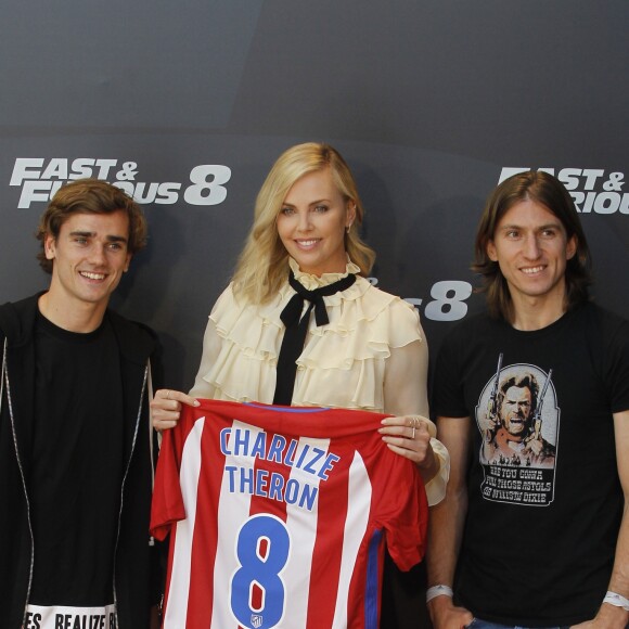 Antoine Griezmann, Charlize Theron et Filipe Luis - Photocall du film "Fast and Furious 8" à Madrid. Le 6 avril 2017.