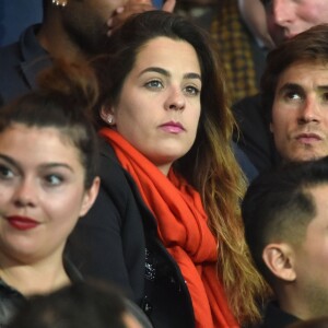 Anouchka Delon et son compagnon Julien Dereims - People dans les tribunes du match de football PSG-Guingamp (4-0) au Parc des Princes à Paris, le 9 avril 2017.