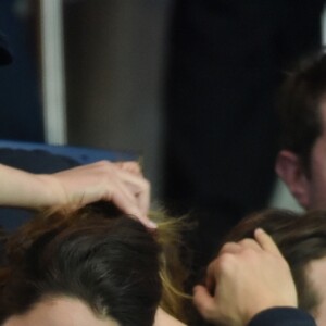 Anouchka Delon et son compagnon Julien Dereims - People dans les tribunes du match de football PSG-Guingamp (4-0) au Parc des Princes à Paris, le 9 avril 2017.