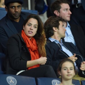 Anouchka Delon et son compagnon Julien Dereims - People dans les tribunes du match de football PSG-Guingamp (4-0) au Parc des Princes à Paris, le 9 avril 2017.