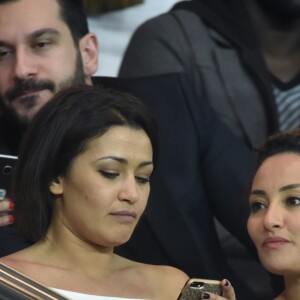 Karima Charni et sa soeur Hedia Charni - People dans les tribunes du match de football PSG-Guingamp (4-0) au Parc des Princes à Paris, le 9 avril 2017.