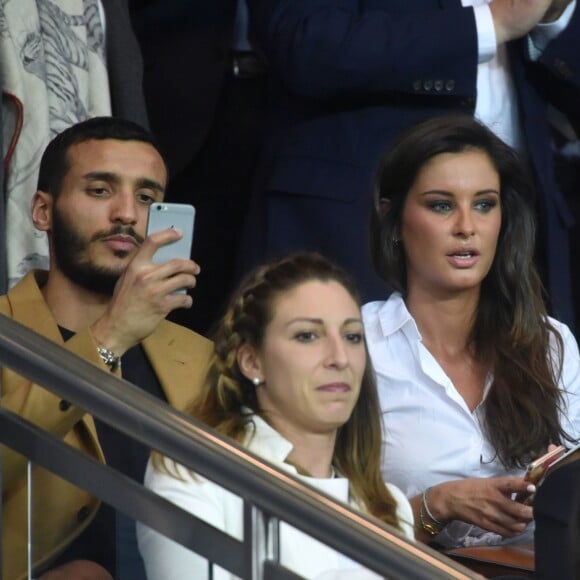 Malika Ménard - People dans les tribunes du match de football PSG-Guingamp (4-0) au Parc des Princes à Paris, le 9 avril 2017.