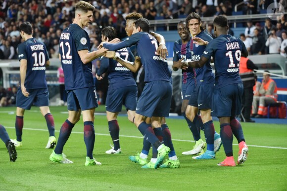 Edinson Cavani célèbre un but avec ses coéquipiers - Match de football PSG-Guingamp (4-0) au Parc des Princes à Paris, le 9 avril 2017.