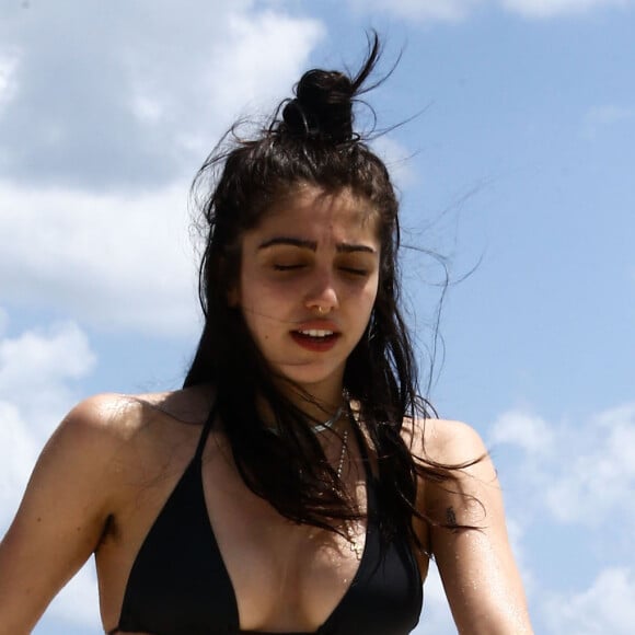 Lourdes Leon lors d'une journée à la plage à Miami avec ses amis le 10 avril 2017