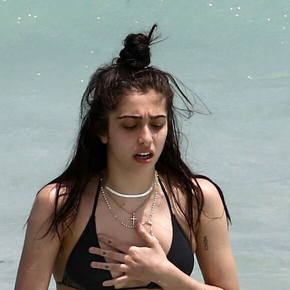 Lourdes Leon lors d'une journée à la plage à Miami avec ses amis le 10 avril 2017