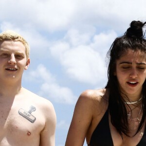 Lourdes Leon lors d'une journée à la plage à Miami avec ses amis le 10 avril 2017