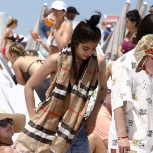 Lourdes Leon lors d'une journée à la plage à Miami avec ses amis le 10 avril 2017