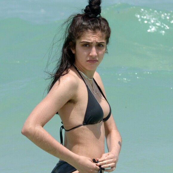 Lourdes Leon lors d'une journée à la plage à Miami avec ses amis le 10 avril 2017