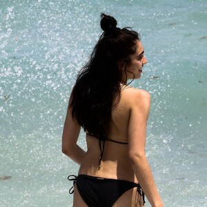 Lourdes Leon profite d'une belle journée ensoleillée avec des amis sur une plage à Miami. Les photographes semblent gêner Lourdes et elle finit par se cacher sous un paréo. Lourdes ne s'épile pas sous les aisselles... le 10 avril 2017  Lourdes Leon is spotted enjoying a day on the beach with friends in Miami, Florida on April 10, 2017. Lourdes was not happy with all the photographers ruining her day on the beach and did her best to cover her face as she left the beach and asked for security to remove the photographers10/04/2017 - Miami