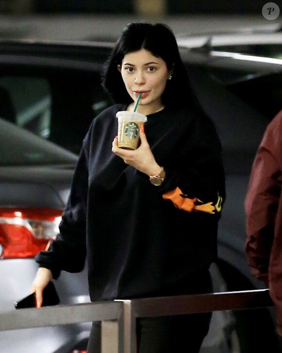 Exclusif - Kylie Jenner à la sortie d'un Starbucks à Beverly Hills, le 30 mars 2017