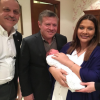 Le prince Faisal et la princesse Zeina de Jordanie après la naissance de leur premier enfant, Abdullah, le 17 février 2016, qu'ils présentaient ici entourés du roi Abdullah II et de la reine Rania (photo Instagram Rania de Jordanie). Le couple a eu le 8 avril 2017 un deuxième fils, le prince Muhammad.