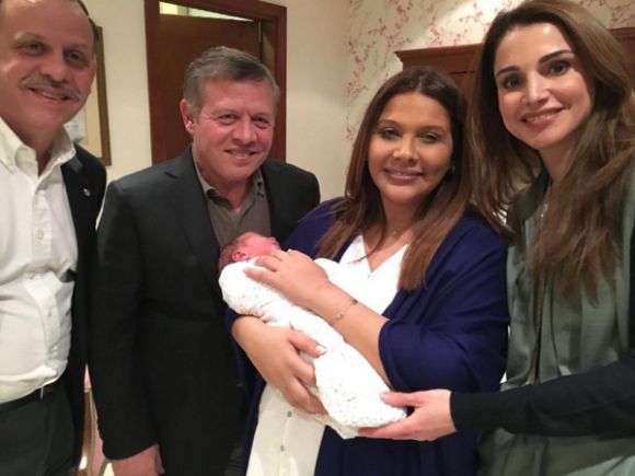 Le prince Faisal et la princesse Zeina de Jordanie après la naissance de leur premier enfant, Abdullah, le 17 février 2016, qu'ils présentaient ici entourés du roi Abdullah II et de la reine Rania (photo Instagram Rania de Jordanie). Le couple a eu le 8 avril 2017 un deuxième fils, le prince Muhammad.