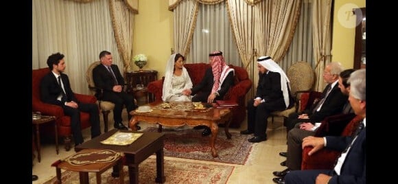 Le prince Faisal de Jordanie a épousé le 4 janvier 2014 en troisièmes noces la présentatrice radio Zina Lubbadeh à Amman, au domicile des parents de la mariée et en présence du roi Abdullah II et du prince héritier Hussein (à gauche).