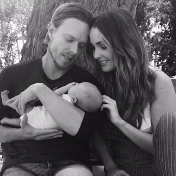 Camilla Luddington pose avec sa petite fille et son compagnon, sur Instagram, le 11 avril 2017