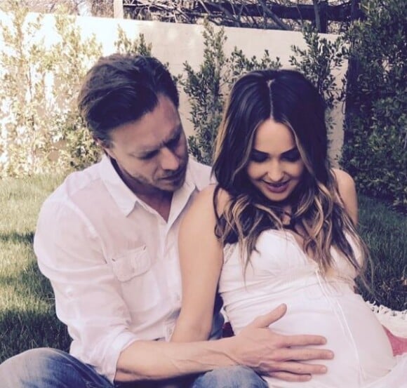 Camilla Luddington, enceinte, pose avec son compagnon sur Instagram. Mars 2017