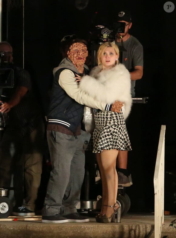 Exclusif - Taylor Lautner, maquillé, tourne une scène de baiser avec Abigail Breslin pour la série "Scream Queens" sous les yeux de ses partenaires Emma Roberts et Billie Lourd à Pasadena le 19 août 2016. © CPA / Bestimage