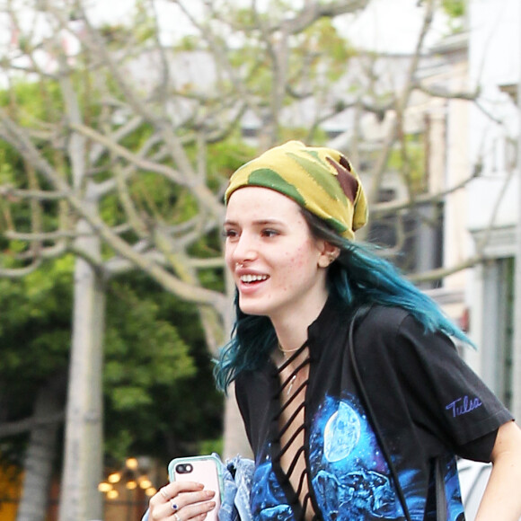 Bella Thorne semble avoir des problèmes d'acné alors qu’elle se rend chez un dermatologue à West Hollywood, le 21 février 2017