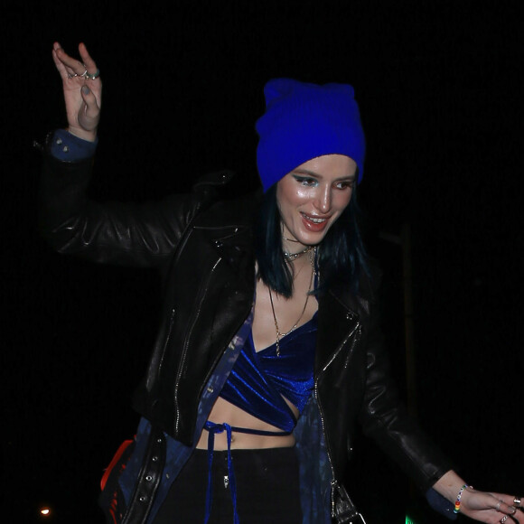 Bella Thorne est allée diner avec sa soeur Dani Thorne au restaurant Gracias Madre pour fêter son anniversaire à West Hollywood, le 19 janvier 2017