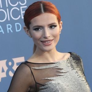 Bella Thorne à la 22ème soirée annuelle Critics' Choice Awards au Barker Hangar à Santa Monica, le 11 novembre 2016