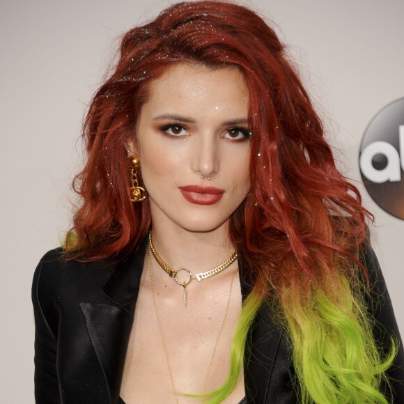 Bella Thorne sur le tapis rouge du 2016 American Music Awards au théâtre Microsoft à Los Angeles, le 20 novembre 2016