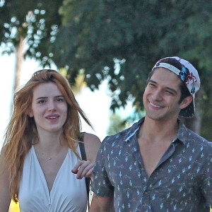 Bella Thorne se promène main dans la main avec son compagnon Tyler Posey à Sherman Oaks, le 20 octobre 2016