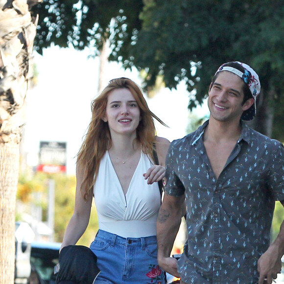 Bella Thorne se promène main dans la main avec son compagnon Tyler Posey à Sherman Oaks, le 20 octobre 2016