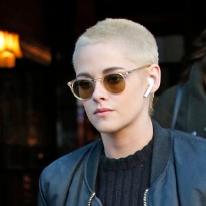Kristen Stewart, les cheveux blonds et courts, quitte son hôtel à New York le 9 mars 2017.