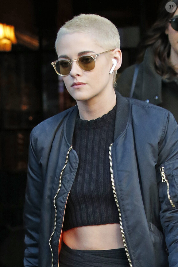 Kristen Stewart, les cheveux blonds et courts, quitte son hôtel à New York le 9 mars 2017.