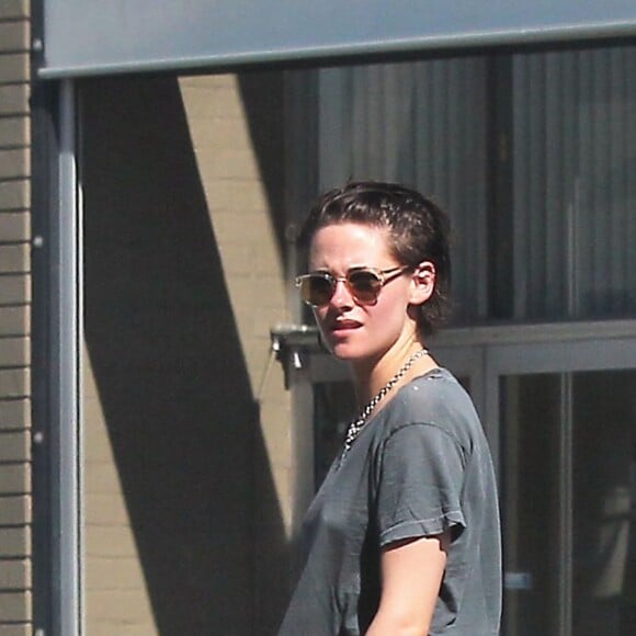 Kristen Stewart se balade le jour de la Saint Valentin avec sa compagne Stella Maxwell à Los Angeles. Stella a acheté des fleurs pour Kristen et le couple est ensuite aller dans un spa. Le 14 février 2017